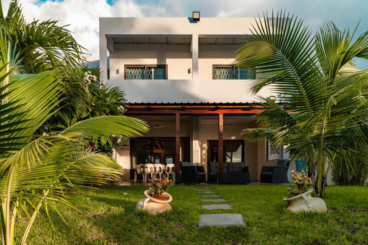 Stella Marris Beachfront Villa Pointe aux Sable Buitenkant foto